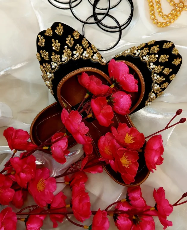 Black & Gold Khusas